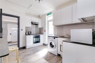 Room Dollis Hill Lane in Greater London
