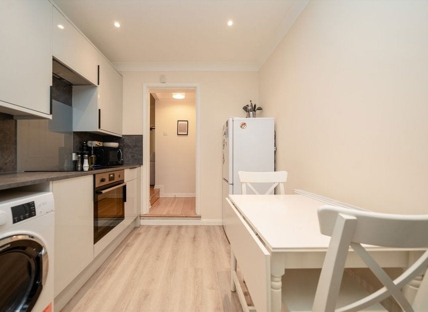 Flat Kempsford Gardens in Greater London