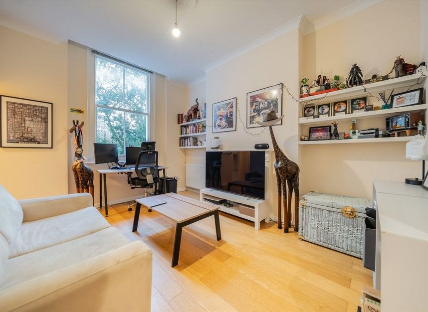 Flat Kempsford Gardens in Greater London