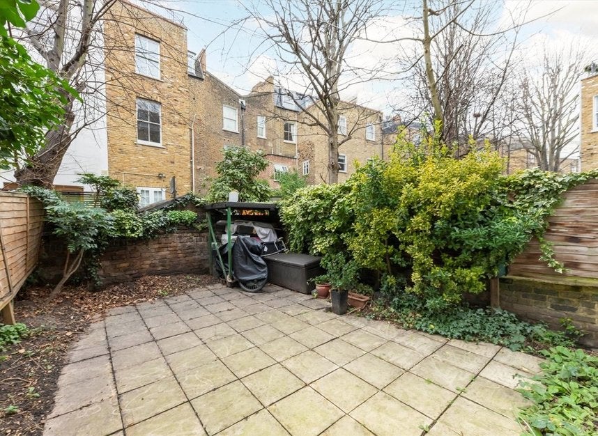 Flat Kempsford Gardens in Greater London