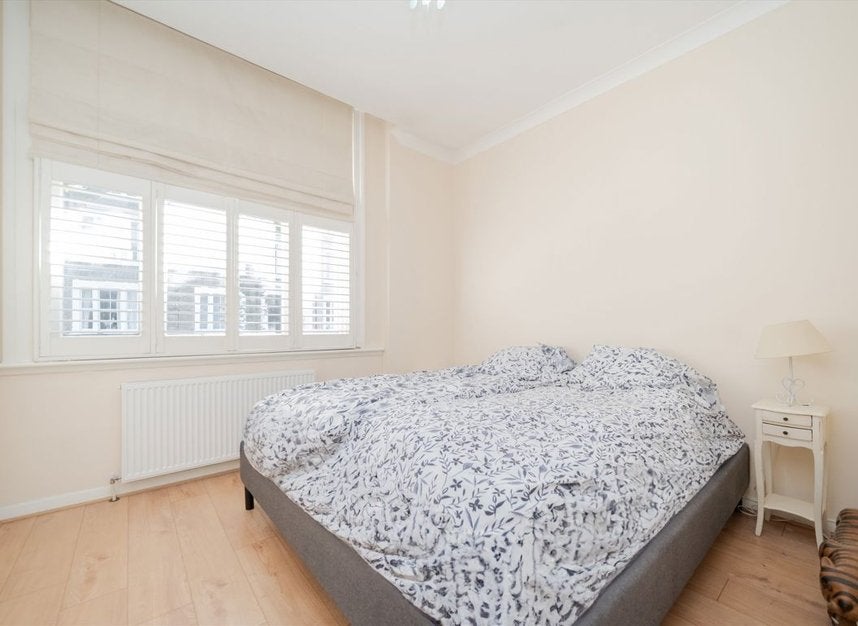 Flat Kempsford Gardens in Greater London