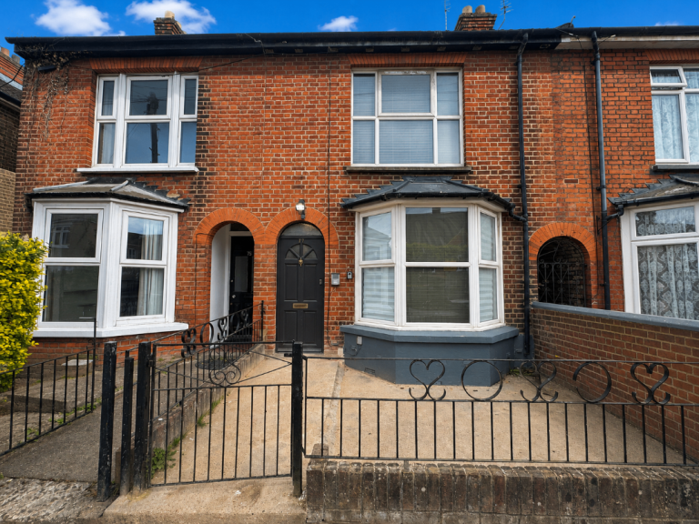Flat Barnfield Road in Greater London