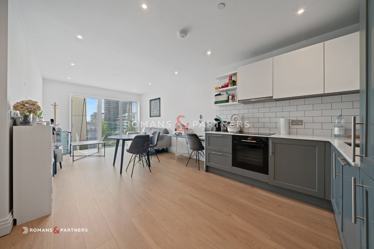 Flat New Broadway in Greater London