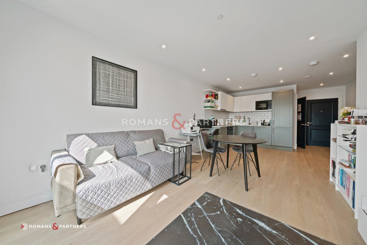Flat New Broadway in Greater London