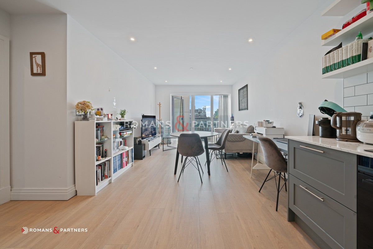 Flat New Broadway in Greater London