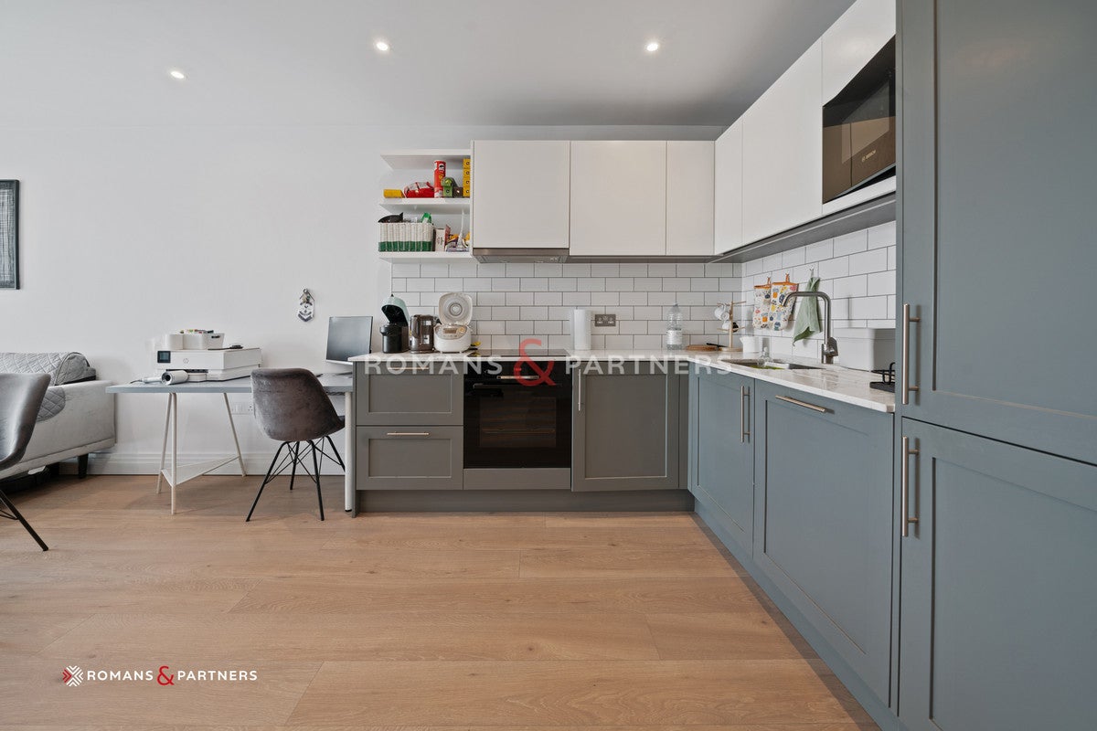 Flat New Broadway in Greater London