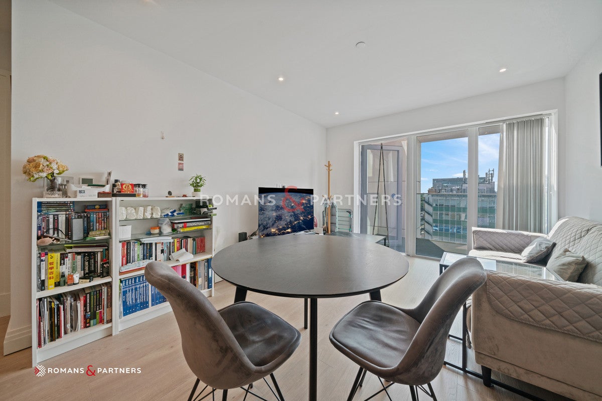 Flat New Broadway in Greater London