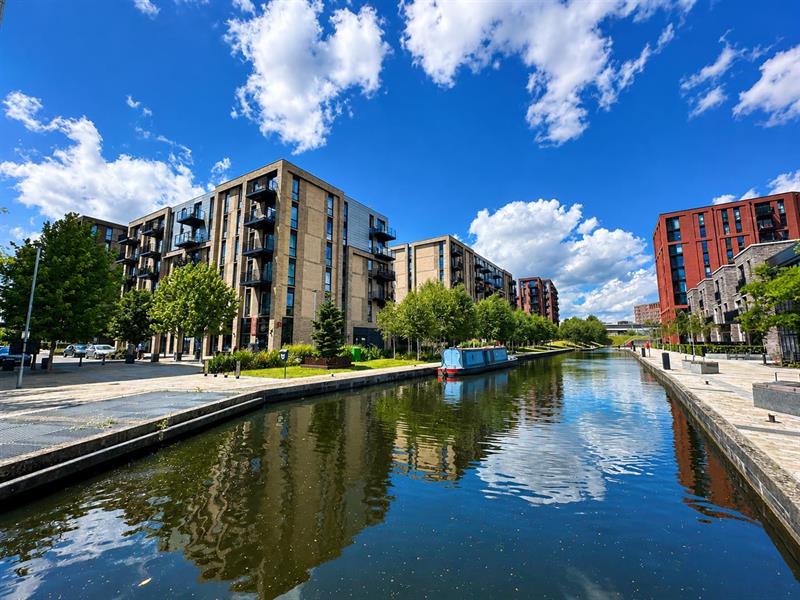 Flat Lockside Lane in Salford