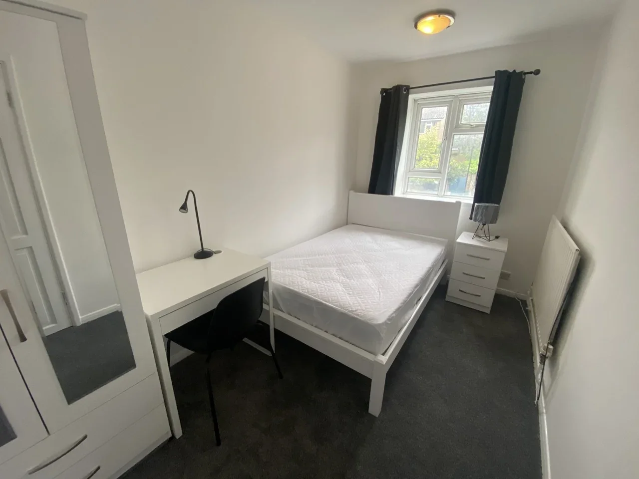 Flat Bliss Crescent in Greater London