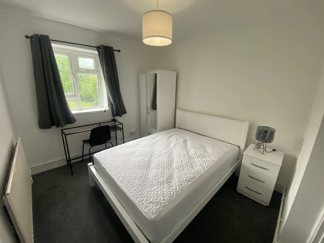 Flat Bliss Crescent in Greater London