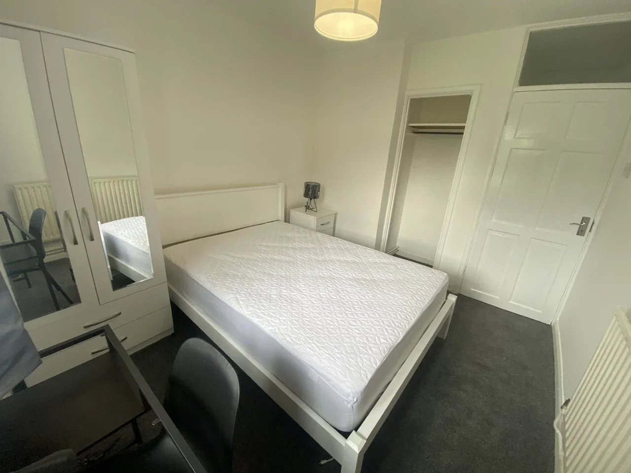 Flat Bliss Crescent in Greater London