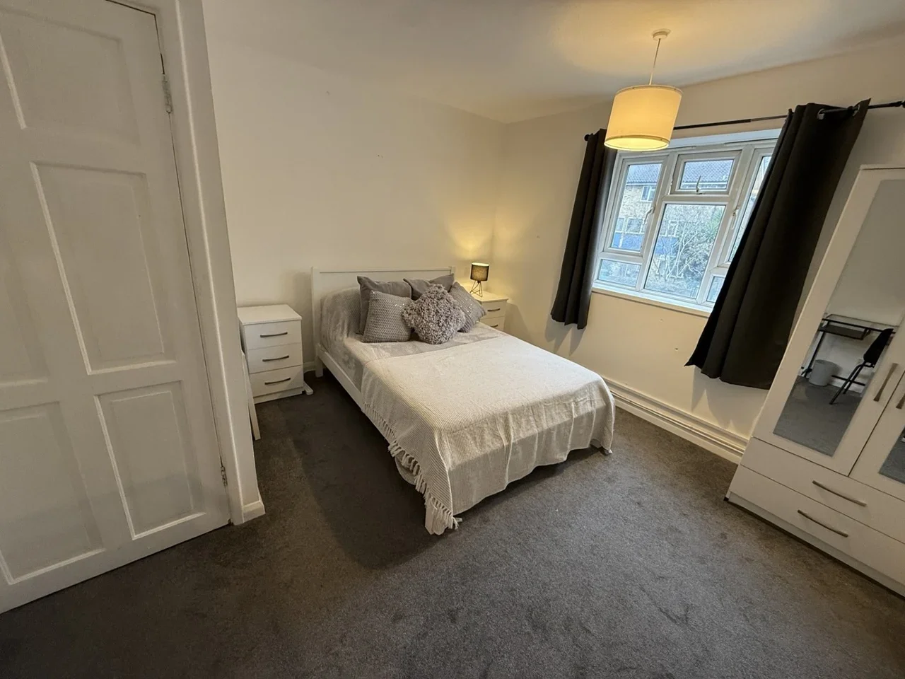 Flat Bliss Crescent in Greater London