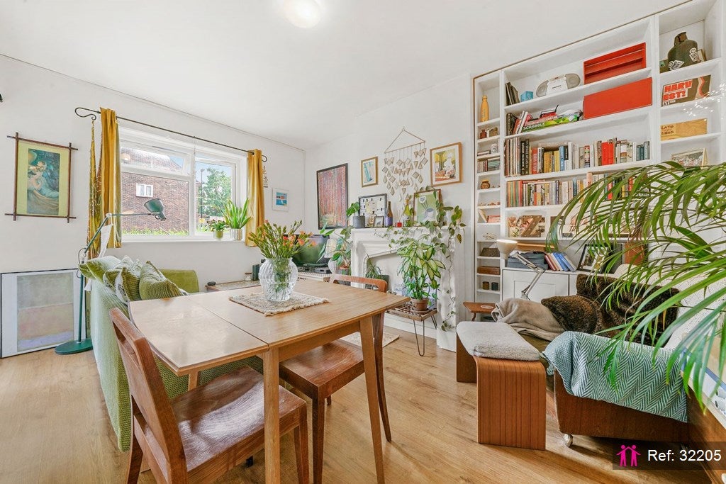 Flat Hillmore Grove in Greater London