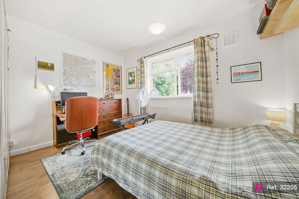 Flat Hillmore Grove in Greater London