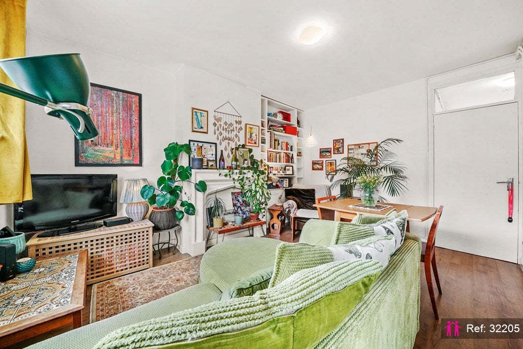 Flat Hillmore Grove in Greater London
