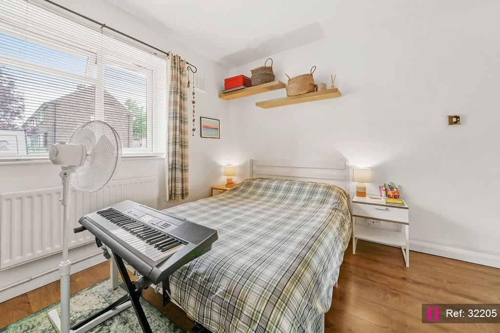 Flat Hillmore Grove in Greater London