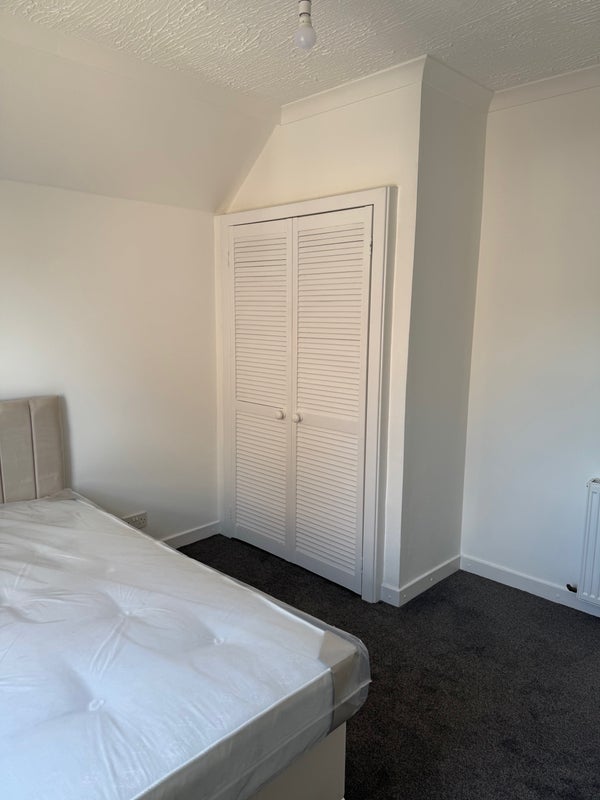 Room White Street in Bathgate