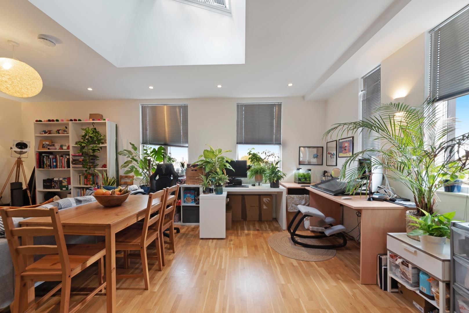 Flat Glebe Road in Greater London