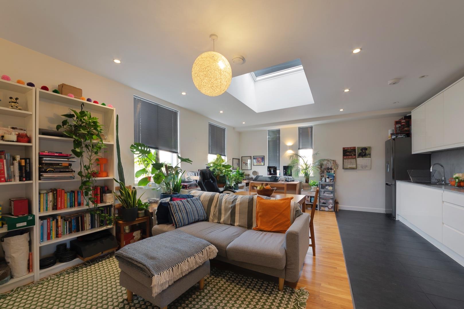 Flat Glebe Road in Greater London