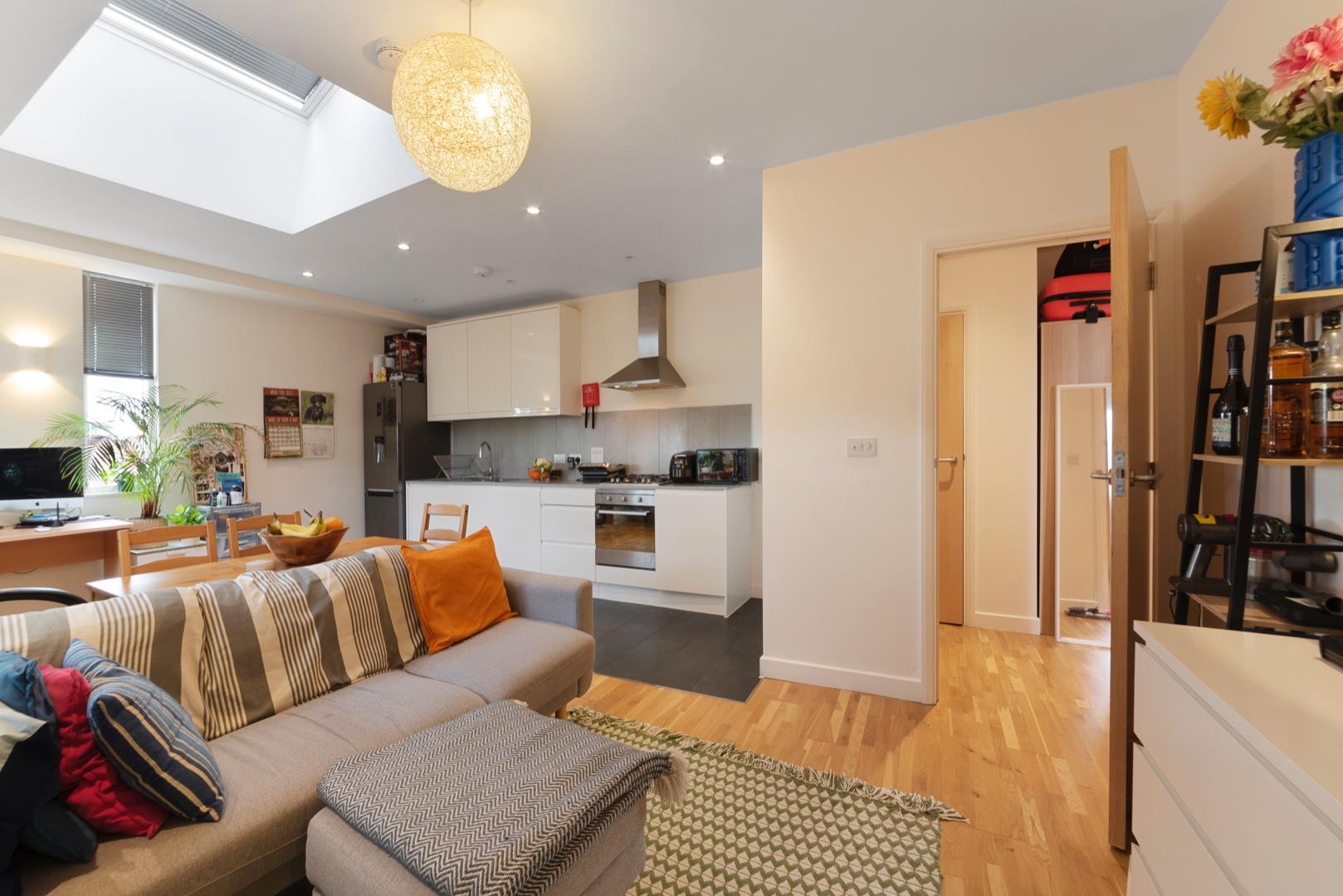 Flat Glebe Road in Greater London