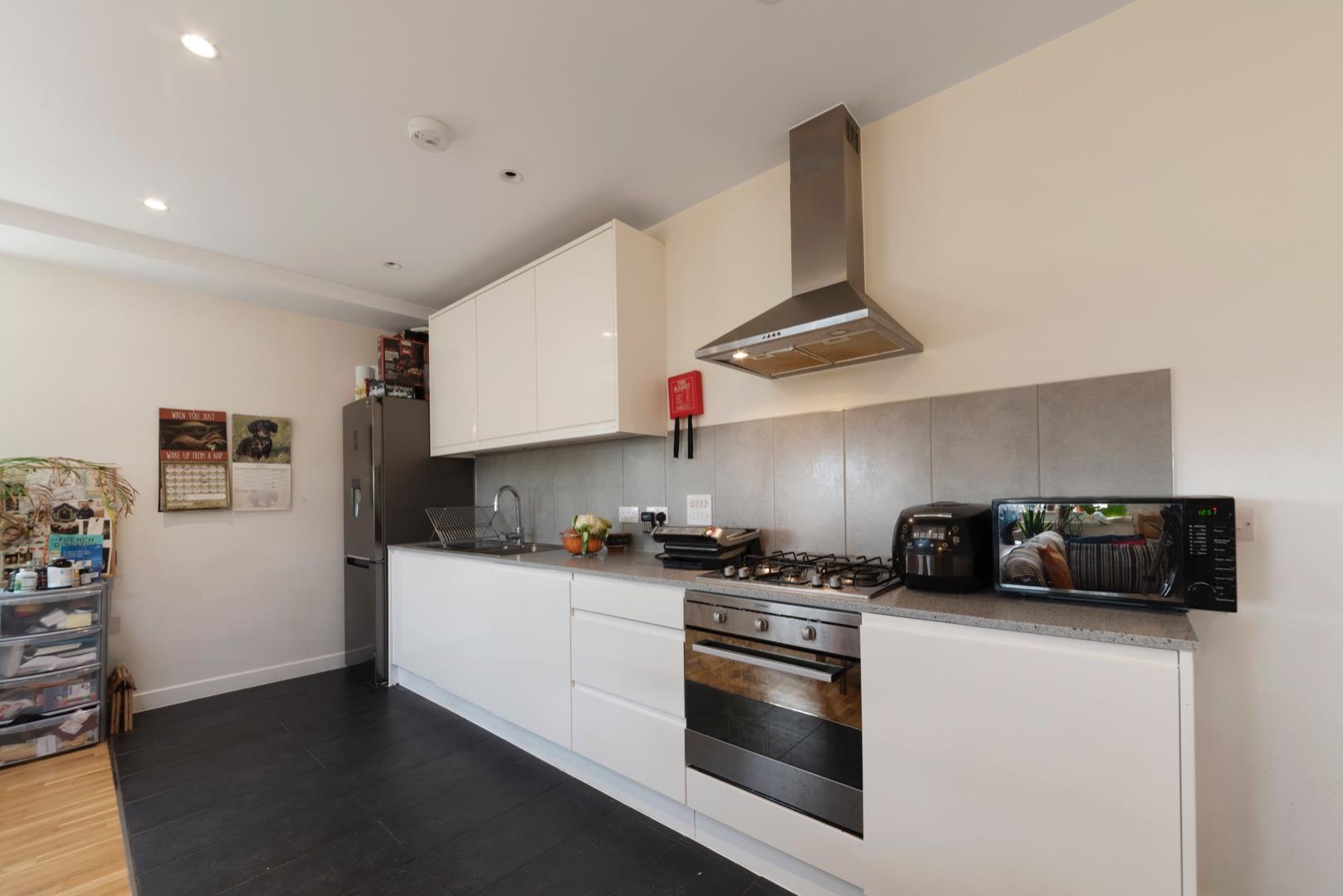 Flat Glebe Road in Greater London
