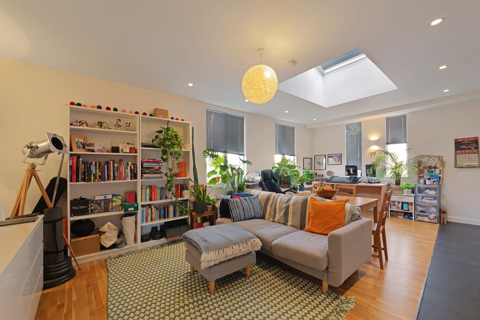 Flat Glebe Road in Greater London