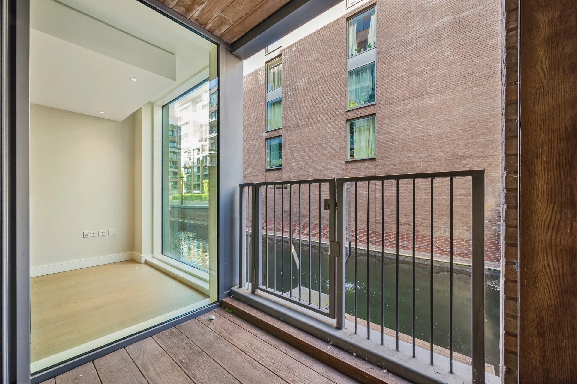 Flat Park Street in Greater London