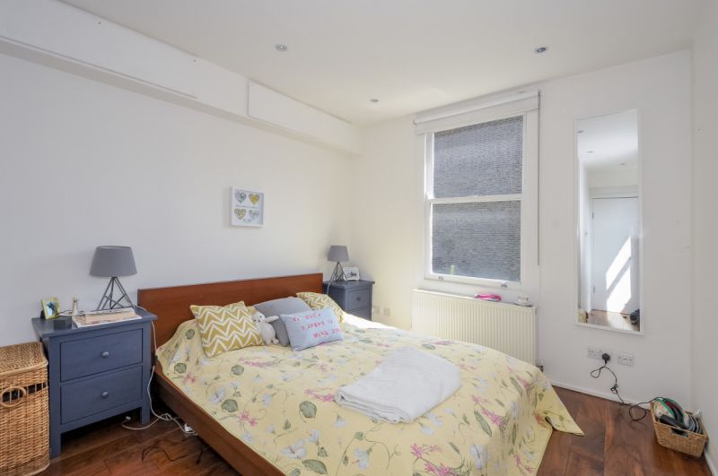 Flat Dalmeny Road in Greater London
