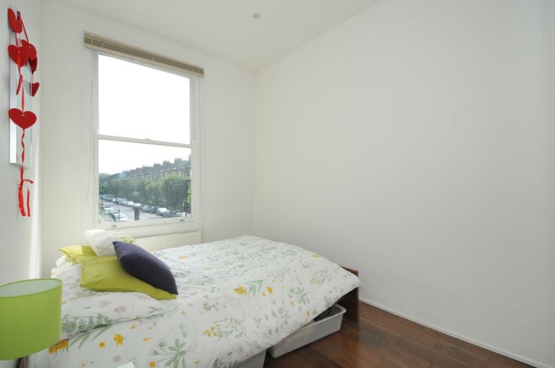 Flat Dalmeny Road in Greater London