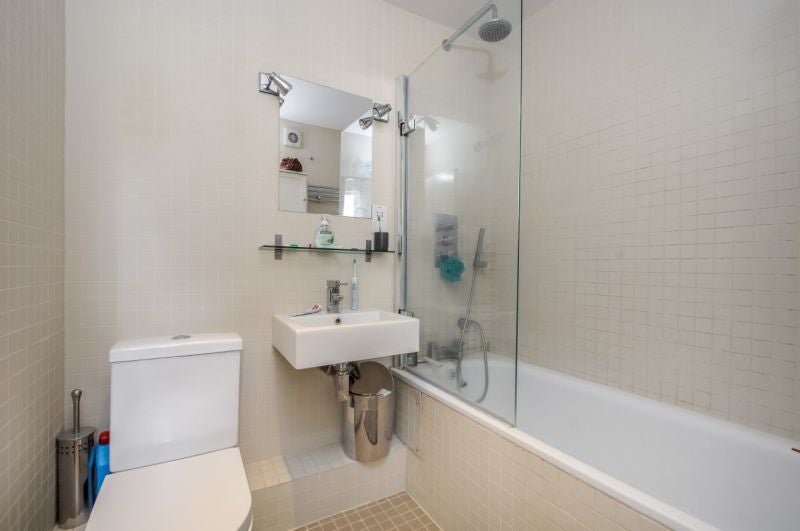 Flat Dalmeny Road in Greater London