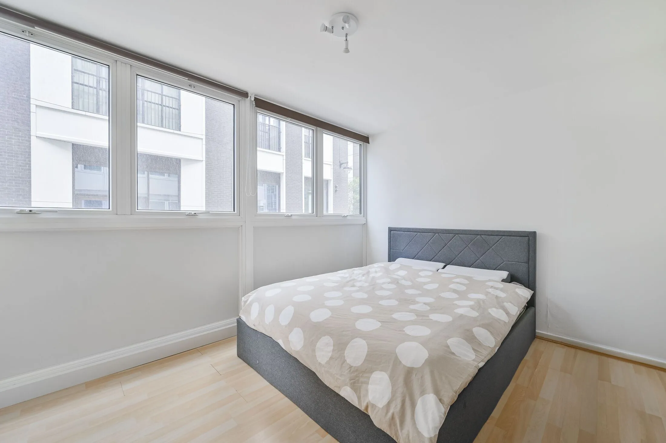 Flat Clipstone Street in City of Westminster