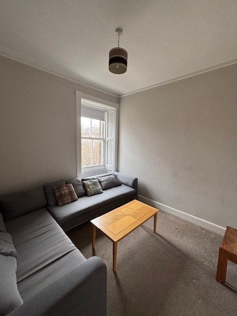 Flat Murieston Crescent in City of Edinburgh