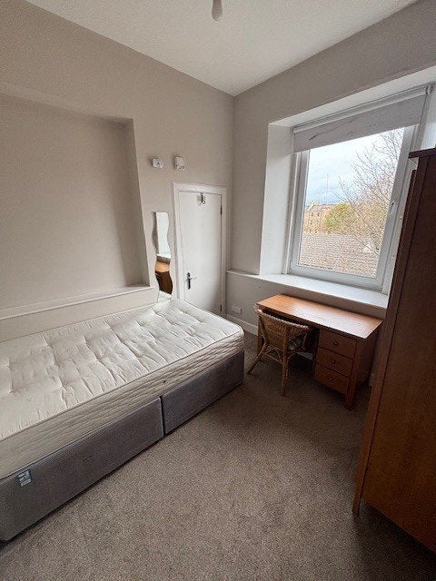 Flat Murieston Crescent in City of Edinburgh
