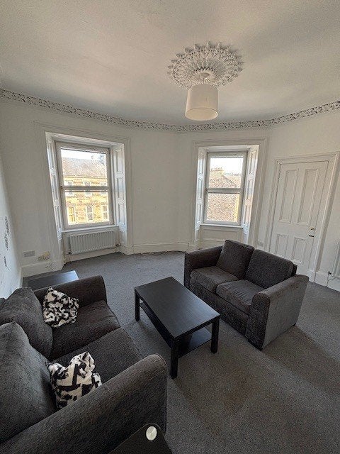 Flat Murieston Crescent in City of Edinburgh