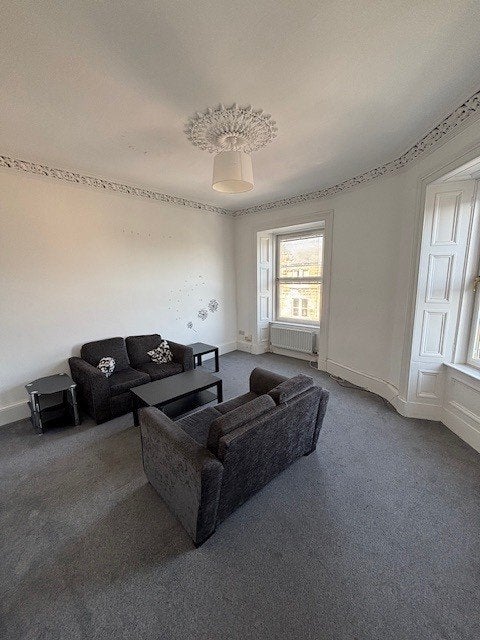 Flat Murieston Crescent in City of Edinburgh