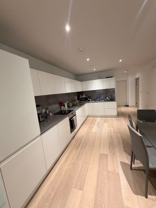 Room Schooner Road in Greater London