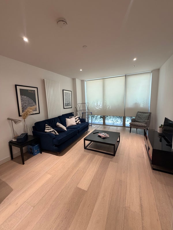 Room Schooner Road in Greater London