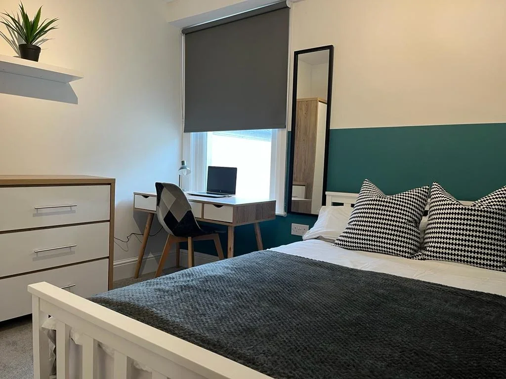 Room Cornwall Road in Gillingham