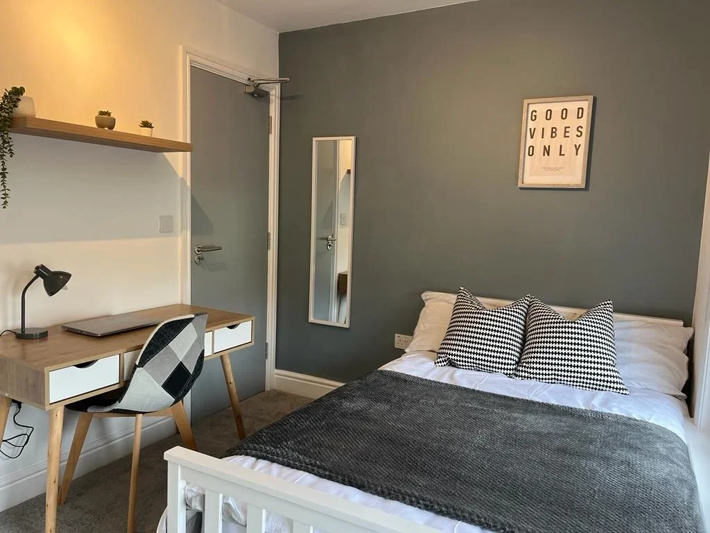 Room Cornwall Road in Gillingham