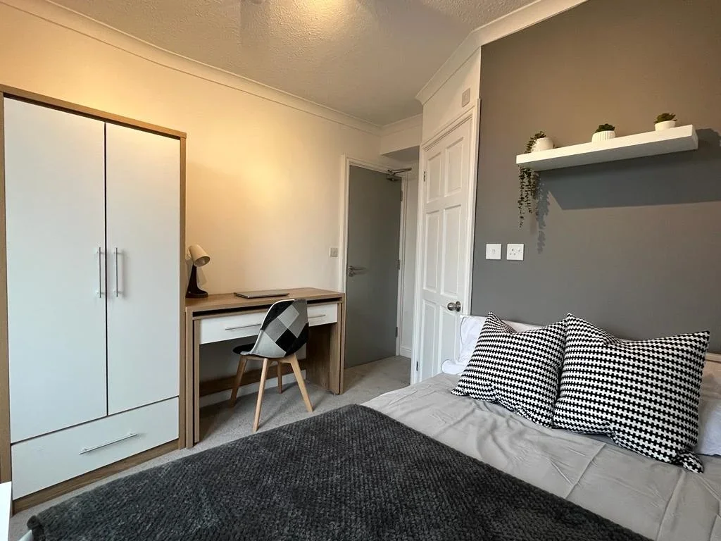 Room Cornwall Road in Gillingham