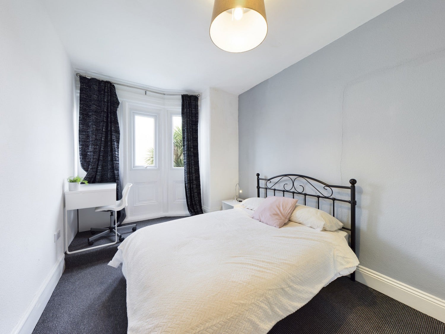 Room Apsley Road in Plymouth