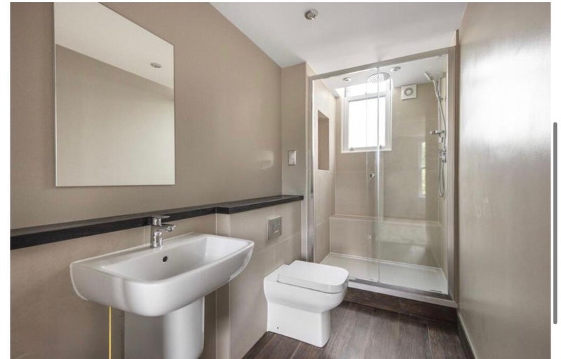 Room Queen's Drive in Greater London