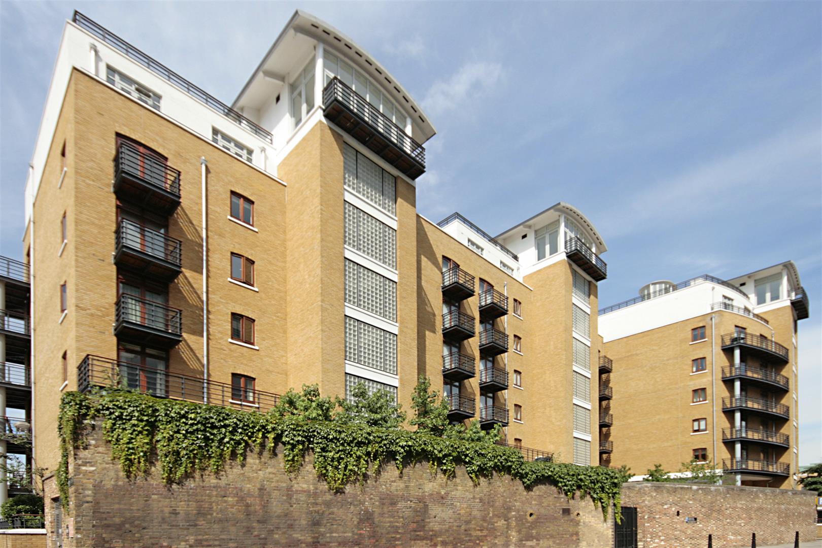 Flat Thomas More Street in Greater London