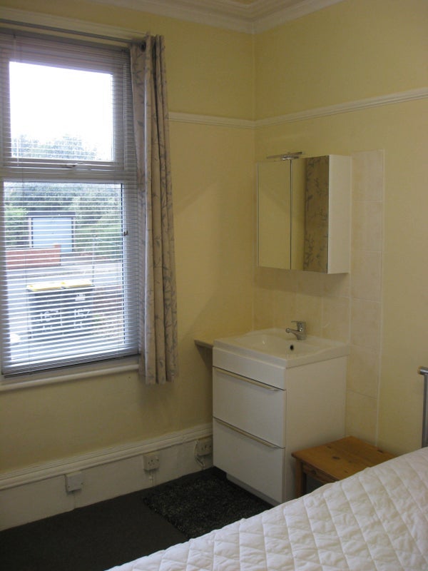 Room Kirkstall Lane in Leeds