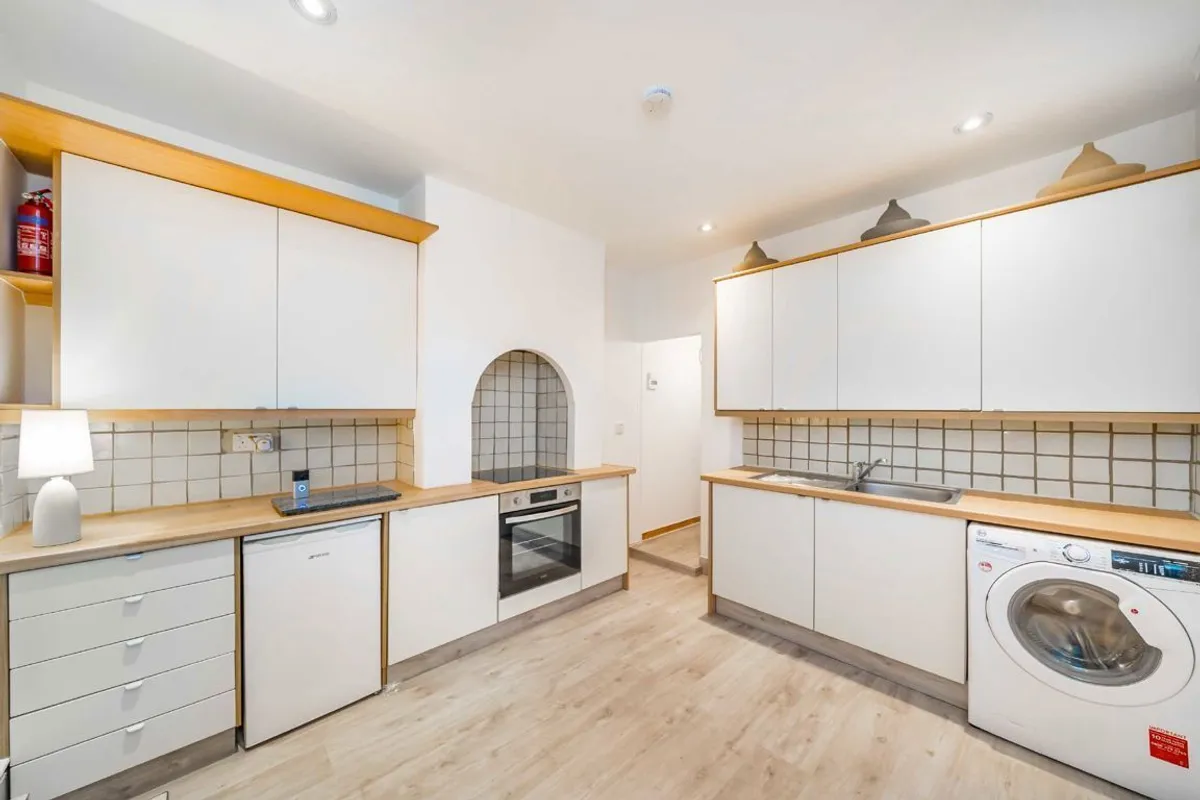Flat Strathville Road in Greater London