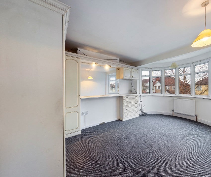 Flat Victoria Road in Greater London