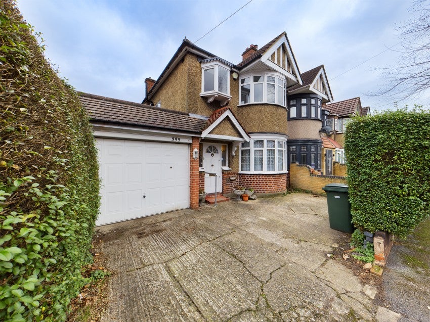 Flat Victoria Road in Greater London