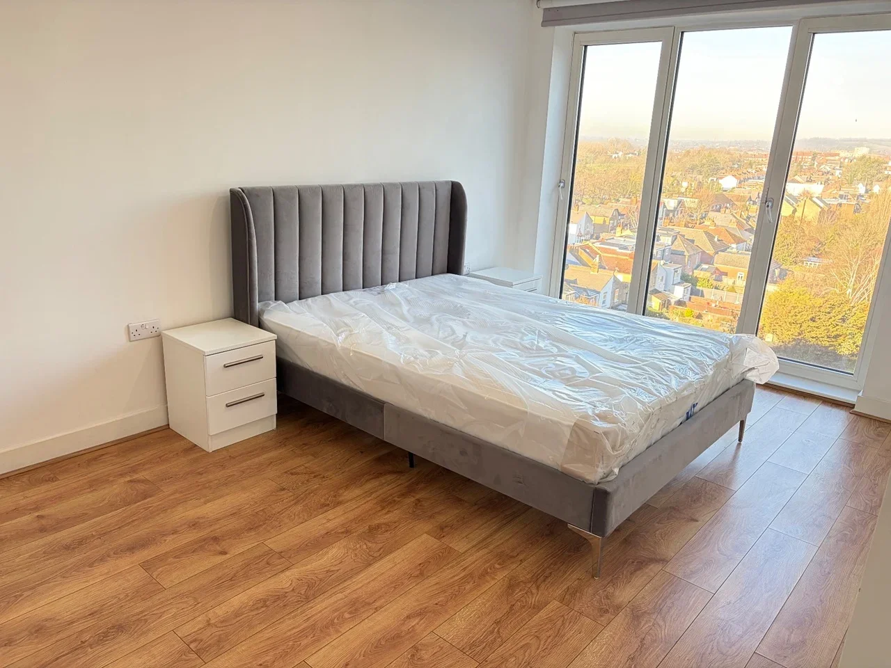 Flat Greenhill Way in Greater London