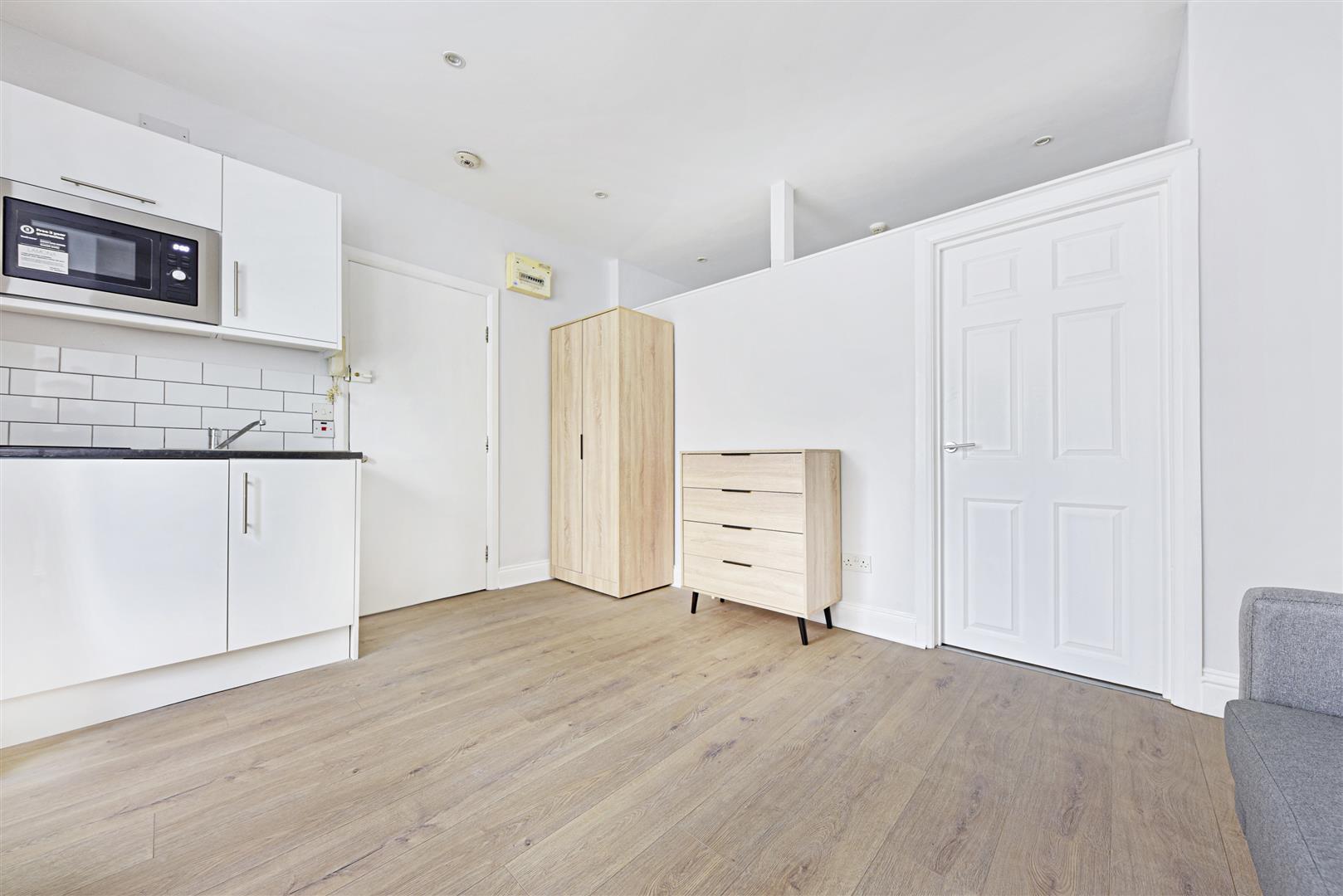 Flat Stanwick Road in Greater London