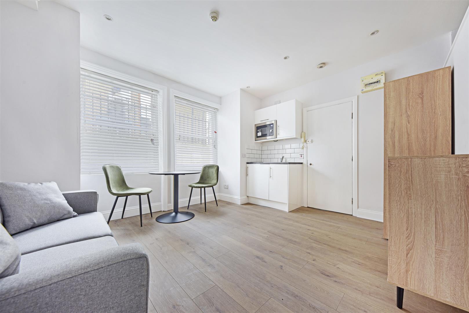 Flat Stanwick Road in Greater London